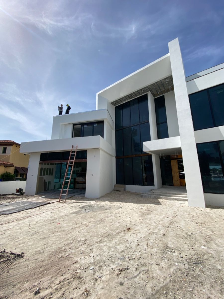 Équipe d'ingénieurs au travail